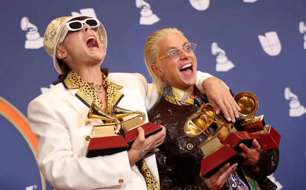 El d�o CA7RIEL y Paco Amoroso posan en la sala de prensa con sus premios. (Foto de Michael Tran / AFP)