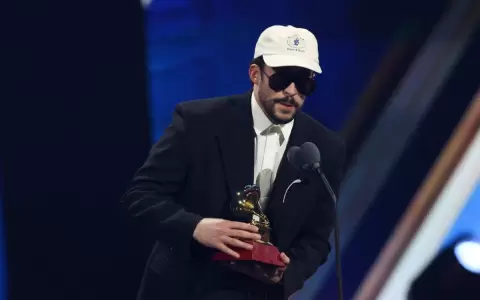 Bad Bunny recibe el premio al �lbum del A�o durante la 26.� edici�n de los Premios Grammy Latinos.