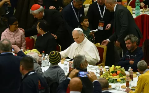 Despu�s de la misa, el papa almorz� en el Vaticano con un grupo de personas sin hogar, refugiados y personas con discapacidad.