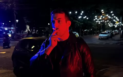 El actor Alejandro Royg en las calles de Asunci�n en escena.