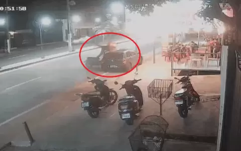 Motocicleta de reparto impacta contra autom�vil estacionado en San Antonio.