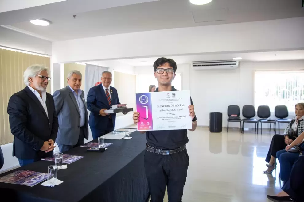 Alan El�as Paulus Avalo. Menci�n de honor en la categor�a Castellano.
