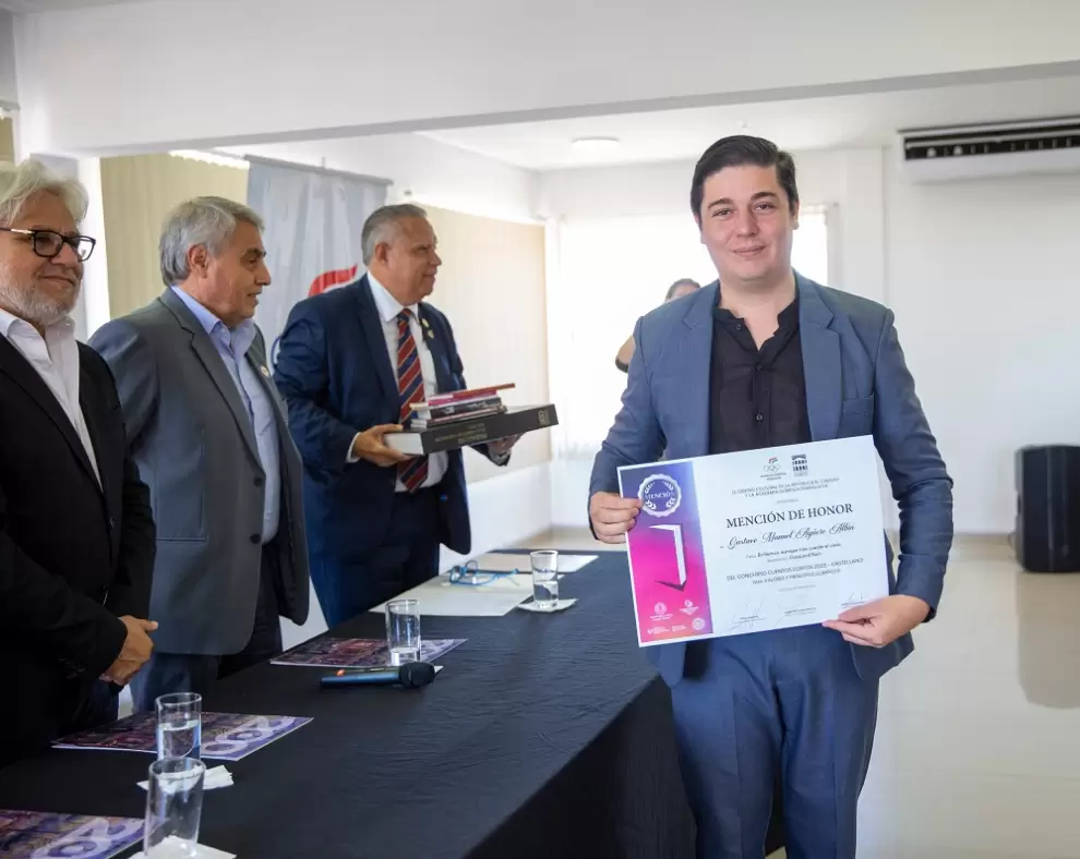 Gustavo Manuel Ag�ero Alb�n. Menci�n de honor en la categor�a Castellano.
