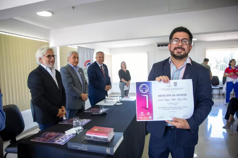 Menci�n de honor a Carlos Olimpio Ull�n Ruiz D�az.