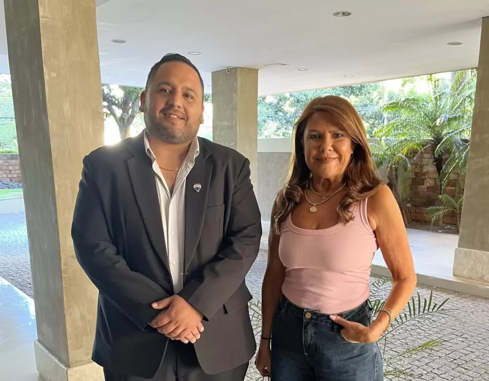 Foto oficial de ambos tras el pedido de disculpas.