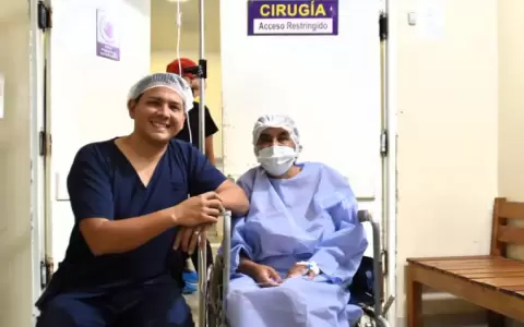 El Dr. Jorge Paniagua acompa�a a uno de los pacientes operados tras la exitosa intervenci�n.