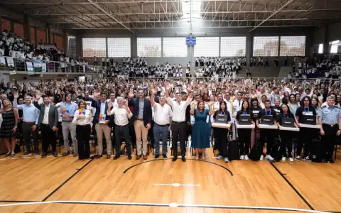Durante el acto de clausura del programa se entregaron tambi�n reconocimientos a cinco j�venes destacados del pa�s.