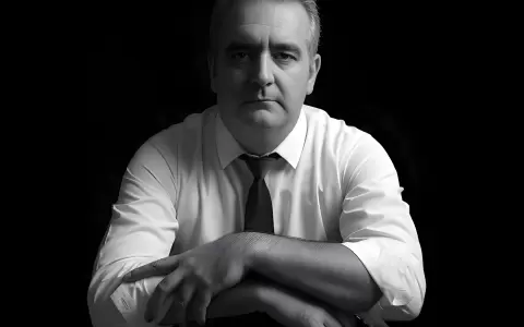 "�l... hombre debe ser", obra escrita por Hugo Luis Robles.