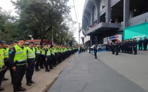 Autoridades refuerzan controles en los accesos al estadio.