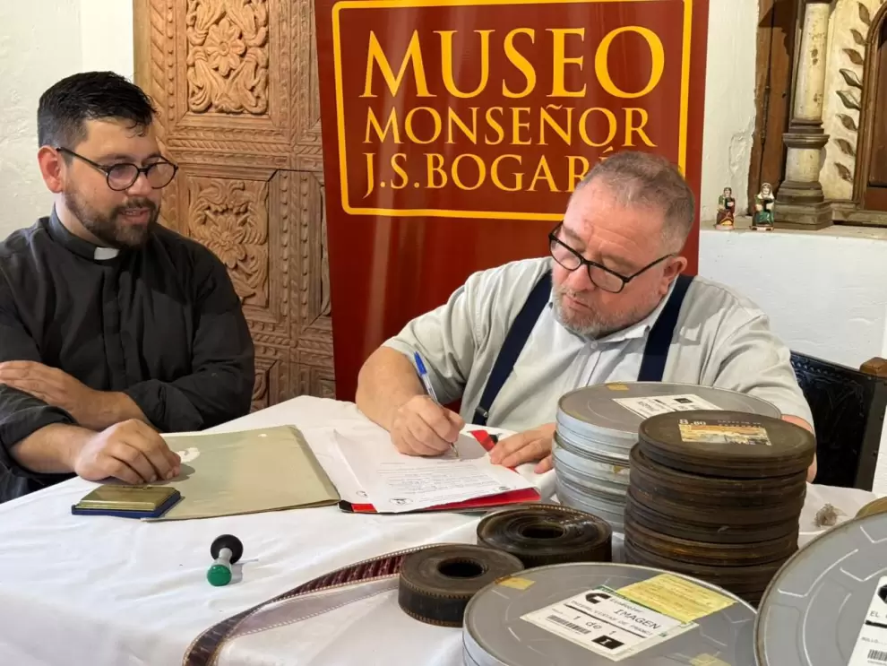 Entrega de la donación de la colección de materiales audiovisuales.