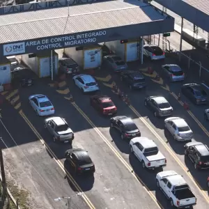 Miles de hinchas brasile�os llegan a CDE entre compras y pasi�n futbolera