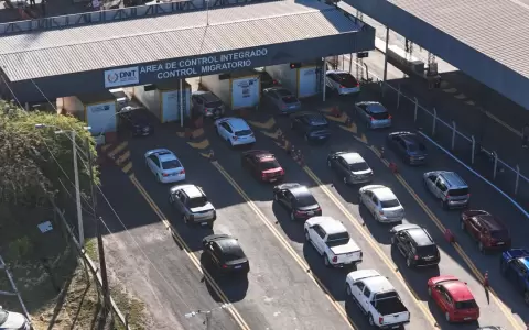 Hinchas brasile�os cruzan el Puente de la Amistad rumbo a Ciudad del Este.