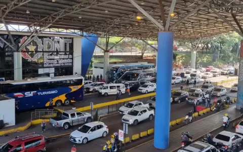 Hinchas granates cruzan la frontera rumbo a la final.