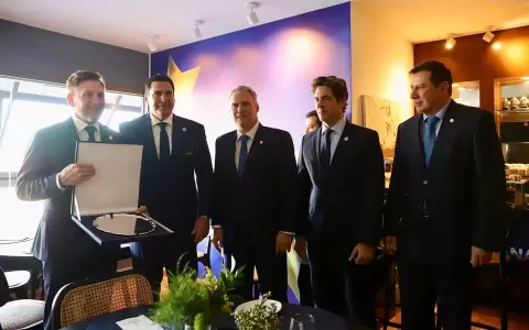 Asociaci�n Paraguaya de F�tbol distingue a Alejandro Dom�nguez