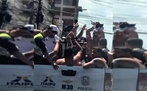 Hinchas de Lan�s yendo al Defensores del Chaco en una camioneta de la Policia Nacional.