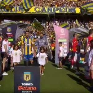 Protesta: futbolistas de Estudiantes dan la espalda a los de Rosario Central en "pasillo de campeón"