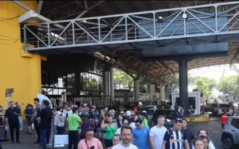 Turistas brasile�os abarrotaron el microcentro este�o durante el feriado largo.