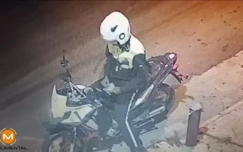 Momento en que el agente guarda el dinero en su bolsillo.