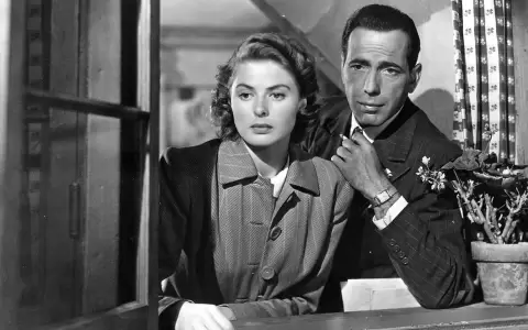 "Casablanca" (1942) dirigida por Michael Curtiz.