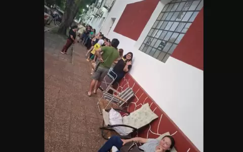 Familias esperan en fila desde horas tempranas.