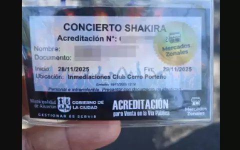 Vendedores muestran sus acreditaciones y exigen poder trabajar en la zona del concierto.