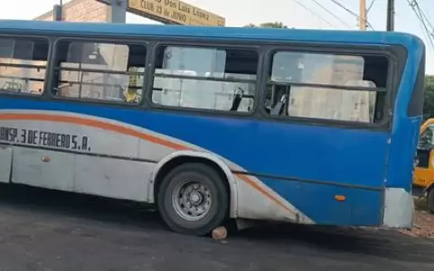 El colectivo involucrado en el accidente, estacionado tras el tr�gico hecho.