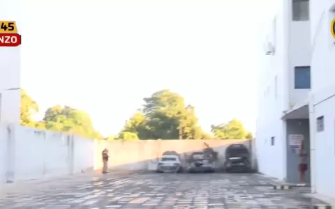 Tres veh�culos quedaron completamente calcinados en el estacionamiento del edificio.