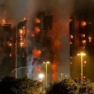 Al menos 13 muertos en incendio en complejo residencial de Hong Kong