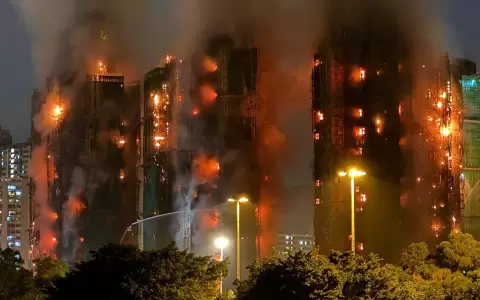 Un devastador incendio consumi� tres bloques del complejo residencial Wang Fuk Court, en el distrito de Tai Po (Hong Kong).