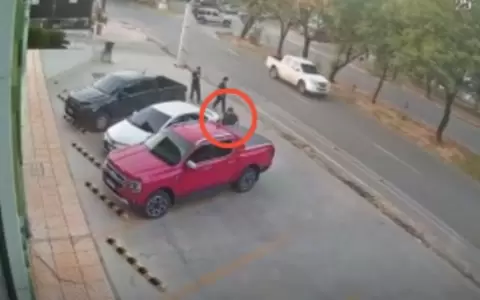 El veh�culo oficial fue robado en segundos del estacionamiento del supermercado