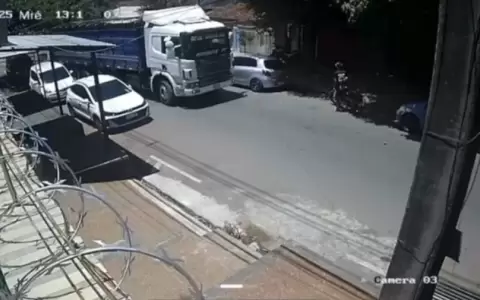 Cami�n fuera de control que roz� cinco autom�viles en Lambar�.