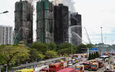 Hong Kong buscan a m�s de 250 personas desaparecidas tras el enorme incendio que calcin� un complejo de rascacielos residenciales.