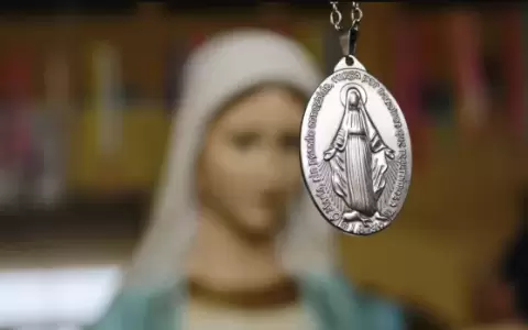Fieles conmemoran a la Medalla Milagrosa.