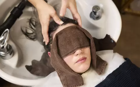 Masaje al cuero cabelludo.