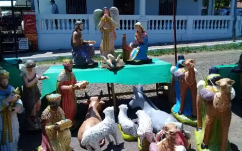 Artesanos de Aregu� exhiben pesebres de distintos tama�os para la temporada navide�a.