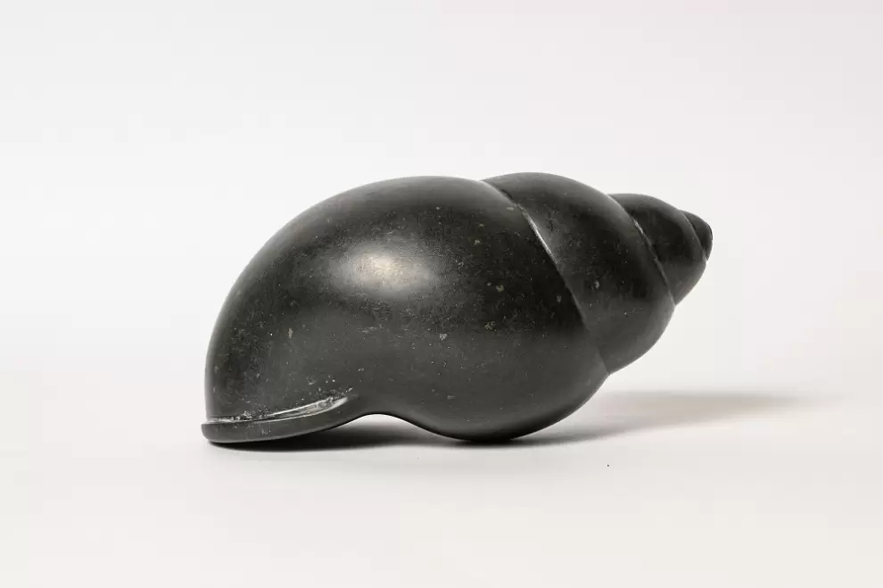Joaqu�n S�nchez, F�sil I, 2023-2024. Escultura en piedra basalto negro. 20 x 11 cm. Cortes�a