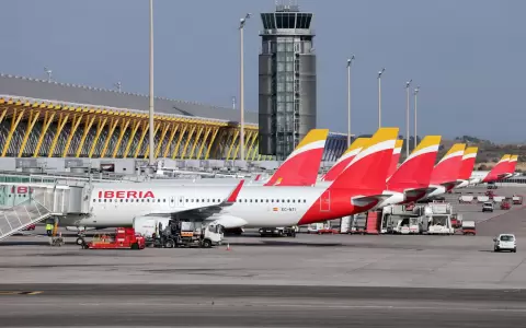Aviones de Iberia, la aerol�nea de bandera espa�ola, se encuentran estacionados en el Aeropuerto Adolfo Su�rez de Madrid-Barajas.