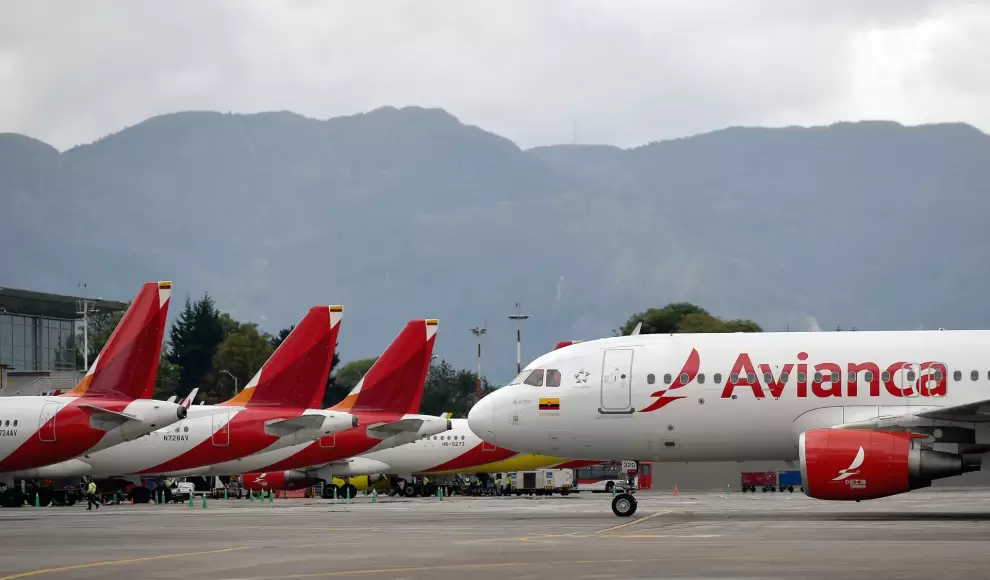 Un avi�n de Avianca rueda por la pista del Aeropuerto Internacional El Dorado de Bogot�.