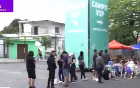 Efectivos policiales se despliegan desde temprano alrededor del estadio para acompa�ar a los fans.