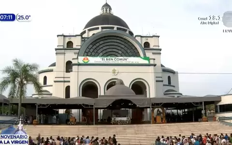 El monse�or Gabriel Escobar encabeza la misa en honor a la Virgen
