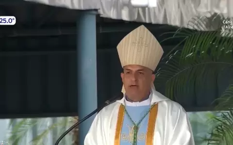 El obispo Gabriel Escobar pronuncia su dura homil�a en el inicio del Novenario de Caacup�.