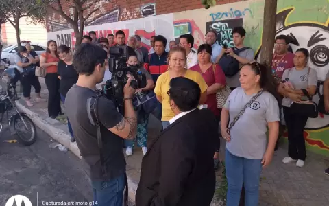Situaci�n cr�tica obliga a funcionarios a encadenarse.