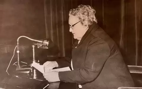 Josefina Pl� ofreciendo una conferencia sobre "El barroco en el Paraguay", Madrid, 1971. Archivo Fotogr�fico "Mundo Hisp�nico". Biblioteca AECID.