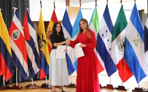 La viceministra Andrea Picaso y la directora ejecutiva de ESIAP, Claudia de Larin.