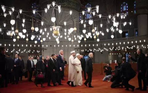Papa Le�n XIV visita la Mezquita Azul de Estambul.