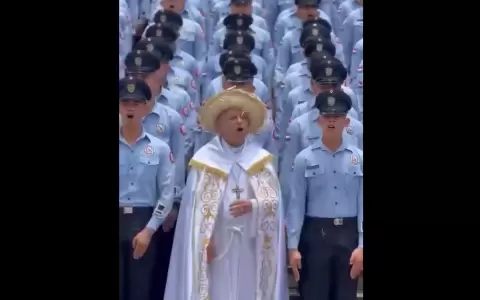 Valenzuela abri� el �ngelus cantando "Patria Querida" y emocion� a los fieles.