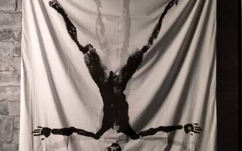 Osvaldo Salerno, "Sudario" de la serie "Ropa usada", 1995. Serigraf�a sobre s�bana dom�stica usada. 236 x 201 cent�metros.