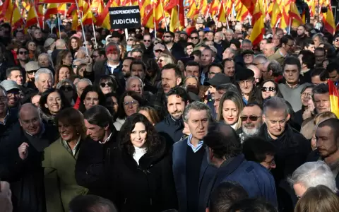 La exalcaldesa de Madrid Ana Botella, su marido, el expresidente del Gobierno espa�ol Jos� Mar�a Aznar, presentes en la manifestaci�n.