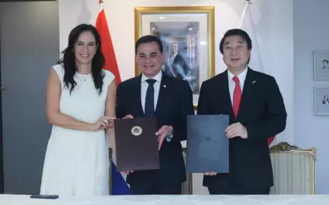 Autoridades firmando el proyecto vial denominado Corredor Suroeste.