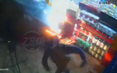 Furgoneta qued� incrustada en el local tras el violento impacto.